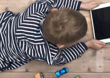 Επιστήμονες κρούουν τον κώδωνα του κινδύνου για τα παιδιά που χρησιμοποιούν συχνά κινητά και tablet