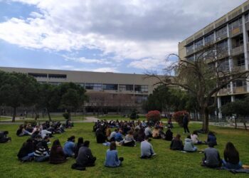 ΑΠΘ: Δια ζώσης μάθημα στα γρασίδια της Φιλοσοφικής (pics)