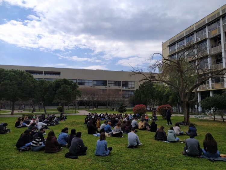 ΑΠΘ: Δια ζώσης μάθημα στα γρασίδια της Φιλοσοφικής (pics)