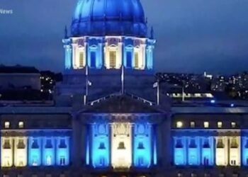 Η ελληνική σημαία κυματίζει σε όλο τον κόσμο – Συγκινούν οι Έλληνες της Ν. Αφρικής