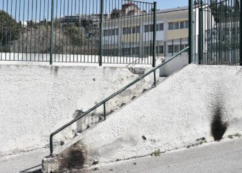 Θεσσαλονίκη: Άγνωστοι πέταξαν βόμβες μολότοφ σε Δημοτικό Σχολείο (φωτο)