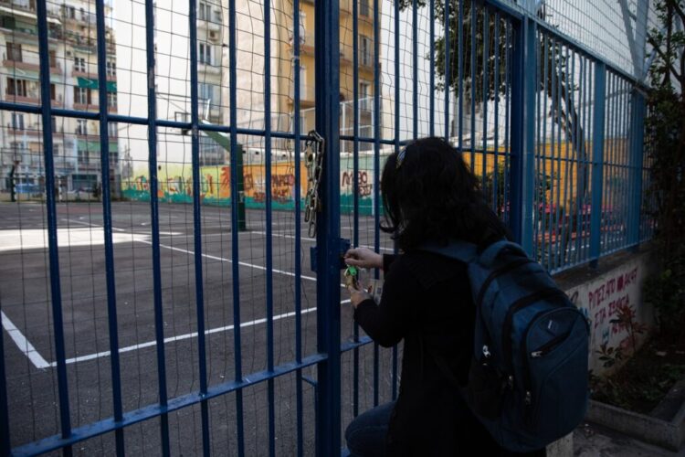 Λοιμωξιολόγοι: Άνοιγμα σχολείων στις 5 Απριλίου και ελεύθερες διαδημοτικές μετακινήσεις