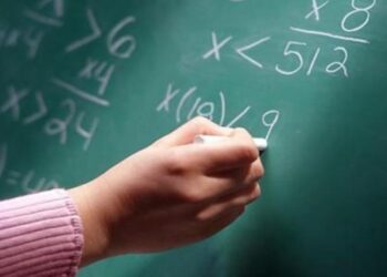 μαυροπίνακας μαθηματικά εκπαιδευτικός