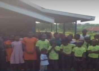 Η καλή είδηση: Ο Έλληνας ιερέας που χτίζει σχολεία στην Ουγκάντα (video)