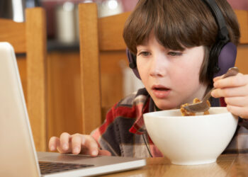 Να τι τρώνε τα παιδιά μπροστά στον υπολογιστή