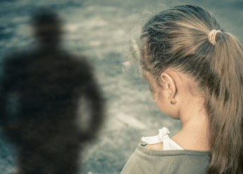 παιδί κακοποίηση παρενόχληση ena_sta_pente_paidia_viwnoin_seksoualikh_kakopoihsh
