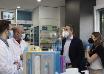 Κυριάκος Μητσοτάκης: Σε φαρμακείο της Καλλιθέας με την κόρη του για να πάρει self test (vid)