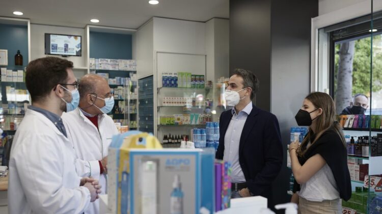 Κυριάκος Μητσοτάκης: Σε φαρμακείο της Καλλιθέας με την κόρη του για να πάρει self test (vid)