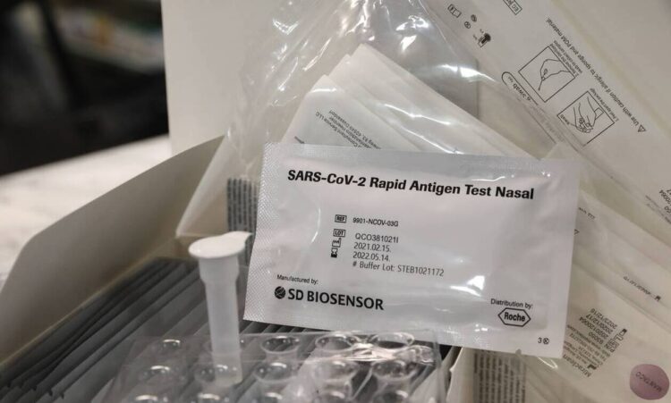 Δωρεάν self test όχι μόνο σε μαθητές και εκπαιδευτικούς: Δικαιούχοι καθαρίστριες και εργαζόμενοι κυλικείων