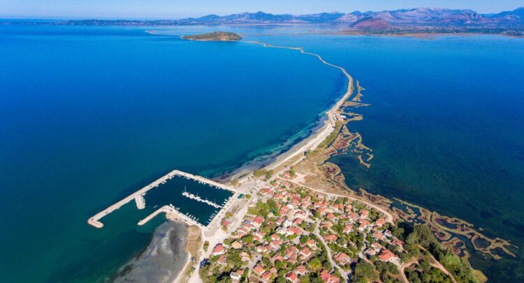 Κορωνησία: Το ψαροχώρι που μοιάζει να επιπλέει στο νερό