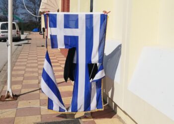 Δικογραφία σε δύο 14χρονους που έσκισαν την ελληνική σημαία σε σχολείο της Θέρμης