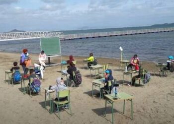 Koρονοϊός: Μάθημα στην παραλία