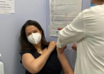 Εμβολιάστηκε η Κεραμέως: Eυγνωμοσύνη στους επιστήμονες και στους υγειονομικούς μας