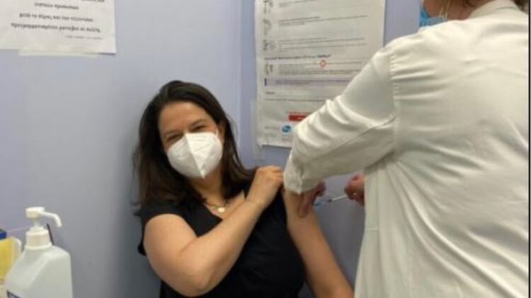 Εμβολιάστηκε η Κεραμέως: Eυγνωμοσύνη στους επιστήμονες και στους υγειονομικούς μας