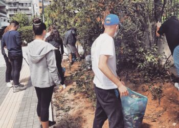 Θεσσαλονίκη: Cleaningans και μαθητές έκαναν λαμπίκο χώρο έξω από Λύκειο (φωτο)