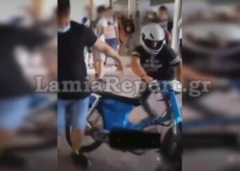 Πρωτοφανές περιστατικό στη Λαμία: Μαθητής μπήκε σε σχολείο με παπάκι (vid)