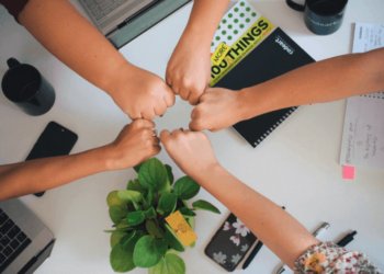 Team-work-φοιτητές συνεργασία