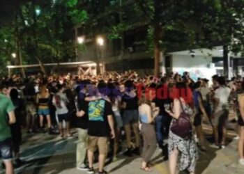 Κορωνοπάρτι στο ΑΠΘ: Χιλιάδες άτομα διασκεδάζουν ξέφρενα χωρίς αποστάσεις και μέτρα (vid)