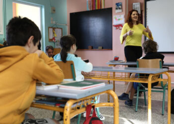 μαθητές-σχολείο-δημοτικό-δασκάλα-μάθημα