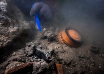 Αρχαίος «θησαυρός» στη Μεσόγειο: Ναυάγιο και ελληνικοί τάφοι σε βυθισμένη πόλη – Απίστευτες εικόνες