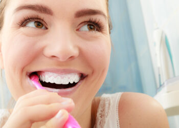 Γιατί δεν πρέπει να πλένουμε τα δόντια μετά το πρωινό