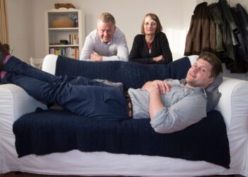 οικογένεια γονείς παιδιά ενηλικίωση