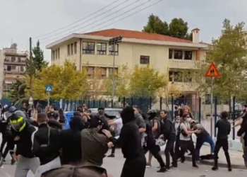 Σοβαρά επεισόδια έξω από λύκειο στη Σταυρούπολη – Κρανοφόροι επιτέθηκαν σε φοιτητές (vids)