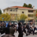 Σοβαρά επεισόδια έξω από λύκειο στη Σταυρούπολη – Κρανοφόροι επιτέθηκαν σε φοιτητές (vids)