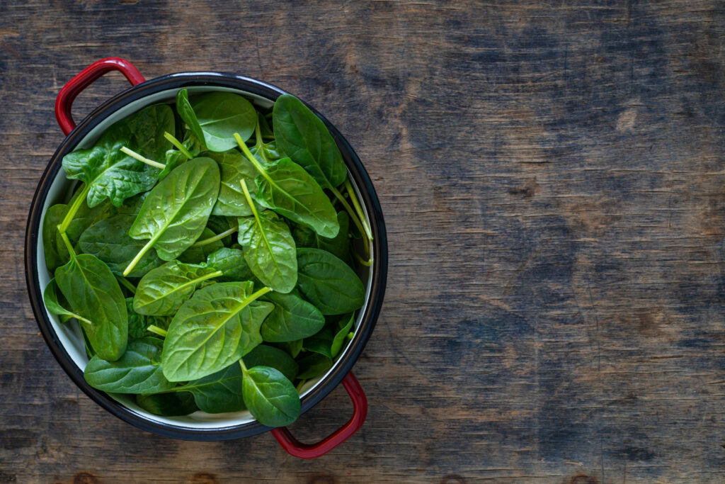 σπανάκι fresh-baby-spinach-leaves-bowl-rustic-wooden-table-copy-space