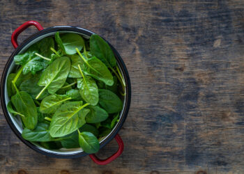 σπανάκι fresh-baby-spinach-leaves-bowl-rustic-wooden-table-copy-space
