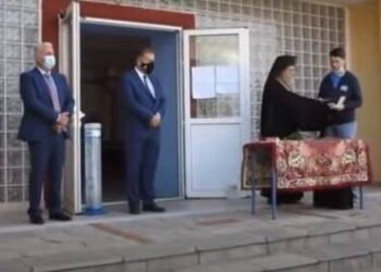 Αμύνταιο: Επεισοδιακός αγιασμός σε σχολείο – «Να κρατάω τον σταυρό και να φοράω μάσκα;» (vid)