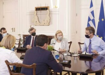 Από τα ιατρεία τους θα κάνουν οι παιδίατροι τα εμβόλια στους ανήλικους – Πώς θα περιοριστεί η διασπορά στα σχολεία