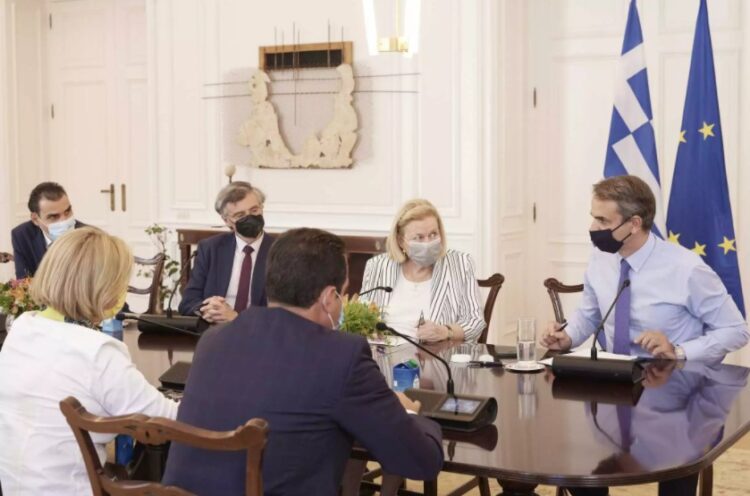 Από τα ιατρεία τους θα κάνουν οι παιδίατροι τα εμβόλια στους ανήλικους – Πώς θα περιοριστεί η διασπορά στα σχολεία