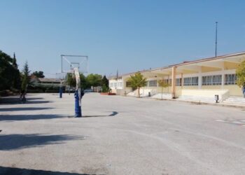 Άγριος καυγάς καθηγητή με εξωσχολικό στο 12ο Λύκειο Λάρισας! – Κατέληξαν στο τμήμα