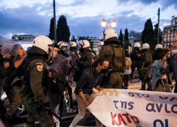 MAT, αύρες και χημικά στο συλλαλητήριο των εκπ/κών, που πραγματοποιήθηκε το απόγευμα (φωτογραφίες και βίντεο)