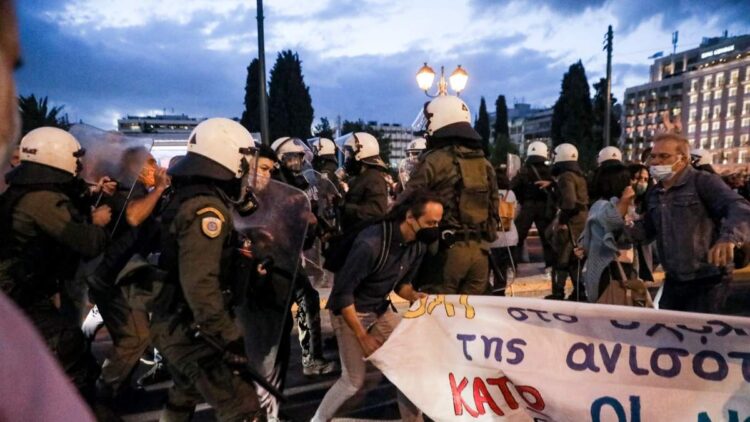 MAT, αύρες και χημικά στο συλλαλητήριο των εκπ/κών, που πραγματοποιήθηκε το απόγευμα (φωτογραφίες και βίντεο)