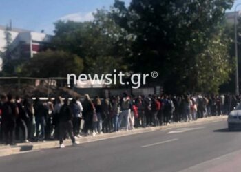 ΑΠΘ: Φοιτητές σχηματίζουν τεράστιες ουρές για να φάνε στις λέσχες – Εικόνες απίστευτου συνωστισμού