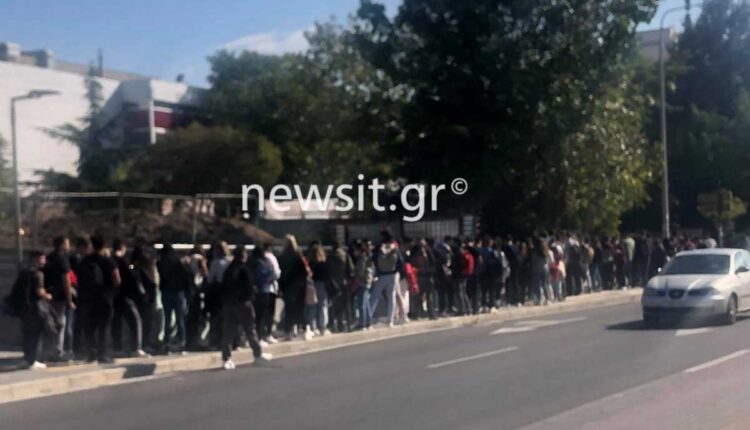 ΑΠΘ: Φοιτητές σχηματίζουν τεράστιες ουρές για να φάνε στις λέσχες – Εικόνες απίστευτου συνωστισμού