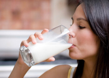 drinking-milk-γάλα-gala