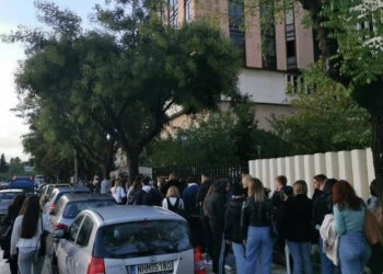 φοιτητές ουρές πιστοποιητικά