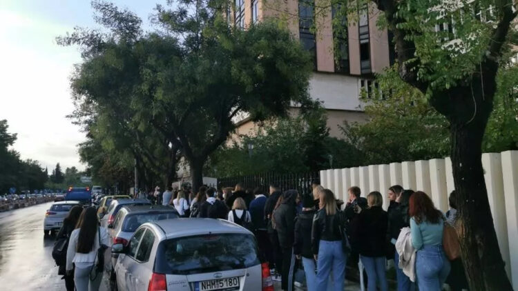 φοιτητές ουρές πιστοποιητικά