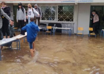 Ανοίγει πάλι το σχολείο που πλημμύρισε και οι μαθητές έκαναν τα θρανία… γέφυρα διαφυγής (video)