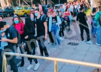 Πάτρα: Απίστευτη η ουρά στη λέσχη του Πανεπιστημίου για ένα πιάτο φαγητού