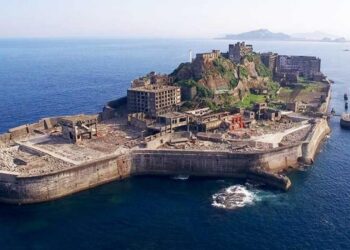 Το νησί-φάντασμα στη μέση του ωκεανού που ήταν κάποτε η πιο πυκνοκατοικημένη πόλη στον κόσμο