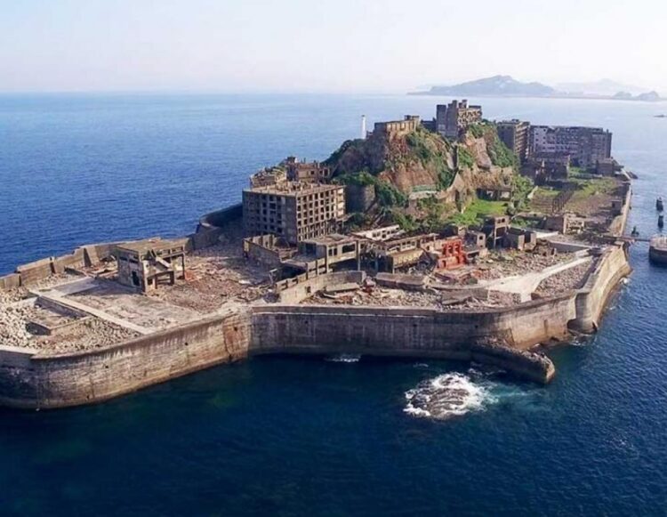 Το νησί-φάντασμα στη μέση του ωκεανού που ήταν κάποτε η πιο πυκνοκατοικημένη πόλη στον κόσμο