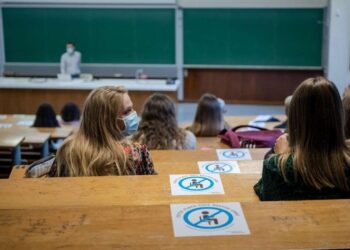 ΦΟΙΤΗΤΕΣ ΑΜΦΙΘΕΑΤΡΟ ΠΑΝΕΠΙΣΤΗΜΙΟ