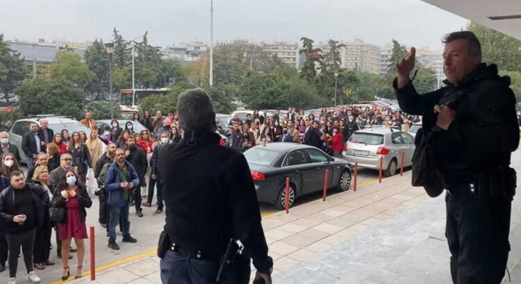 Φάρσα το τηλεφώνημα για βόμβα στο ΑΠΘ – Σε εξέλιξη ορκωμοσία φοιτητών (video)