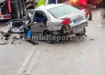 Σοκαριστικό τροχαίο στον Δομοκό: Νεκροί πατέρας, μητέρα και κόρη – Τραυματίας ο γιος