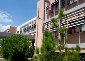 «Πανικός» στο 1ο Λύκειο Κερατσινίου από κροτίδες που πέταξαν μαθητές ΕΠΑΛ