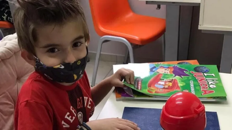 Ο 5χρονος Νικόλας είναι ιδιοφυΐα: Μιλάει και γράφει σε 2 γλώσσες, γνωρίζει λεπτομερώς το ηλιακό σύστημα και την ανατομία του σώματος